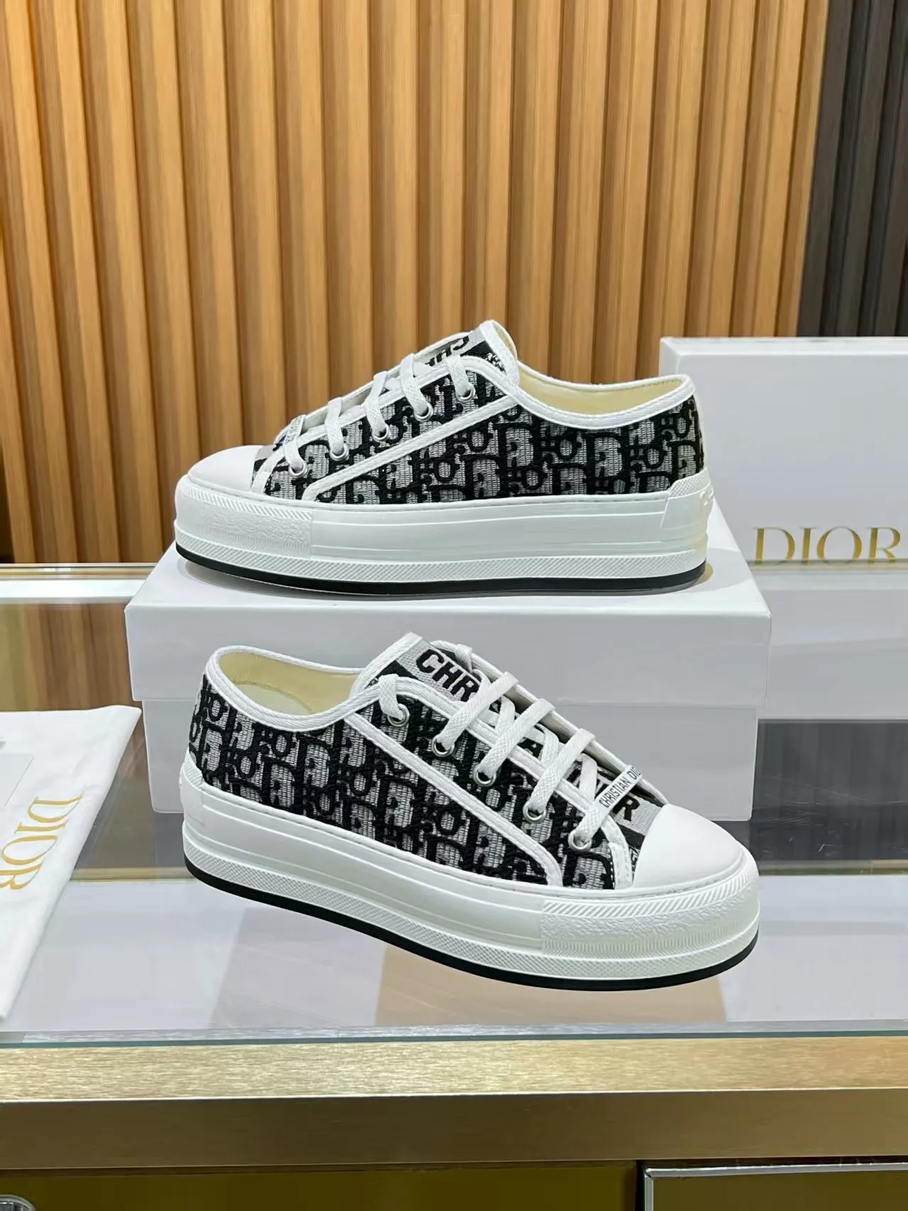👟👟Ex-factory price 520👟👟 Walk‘n’Dior embroidered mid-top casual shoes are new in 2025. On the fashion stage, Dior embroidered shoes are the well-deserved protagonist. Delicate stitching is used on the upper, every stitch is devoted to the craftsman's efforts, and every thread is woven with artistic poetry. From complex floral patterns to smart geometric textures, embroidery is like the magic that gives shoes life, allowing them to show dynamic beauty even in static conditions.   Wearing Dior embroidered shoes feels like stepping into a dream world full of art. It is not only a pair of shoes, but also a walking piece of art that perfectly integrates fashion and culture. Whether you are strolling on the bustling city streets or attending important social occasions, Dior embroidered shoes can add unique charm to your style and become the focus of everyone's attention.   Choosing Dior embroidered shoes means choosing a persistent pursuit of quality and a unique understanding of fashion. Let it accompany you through every wonderful moment and leave your own fashion mark.  Material: Sheepskin lining, feet, silk cowhide, size 35-41, heel height 5cm